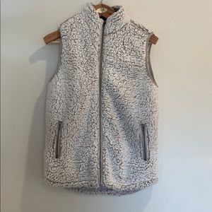 Thread + Supply Fuzzy Vest sz M✨